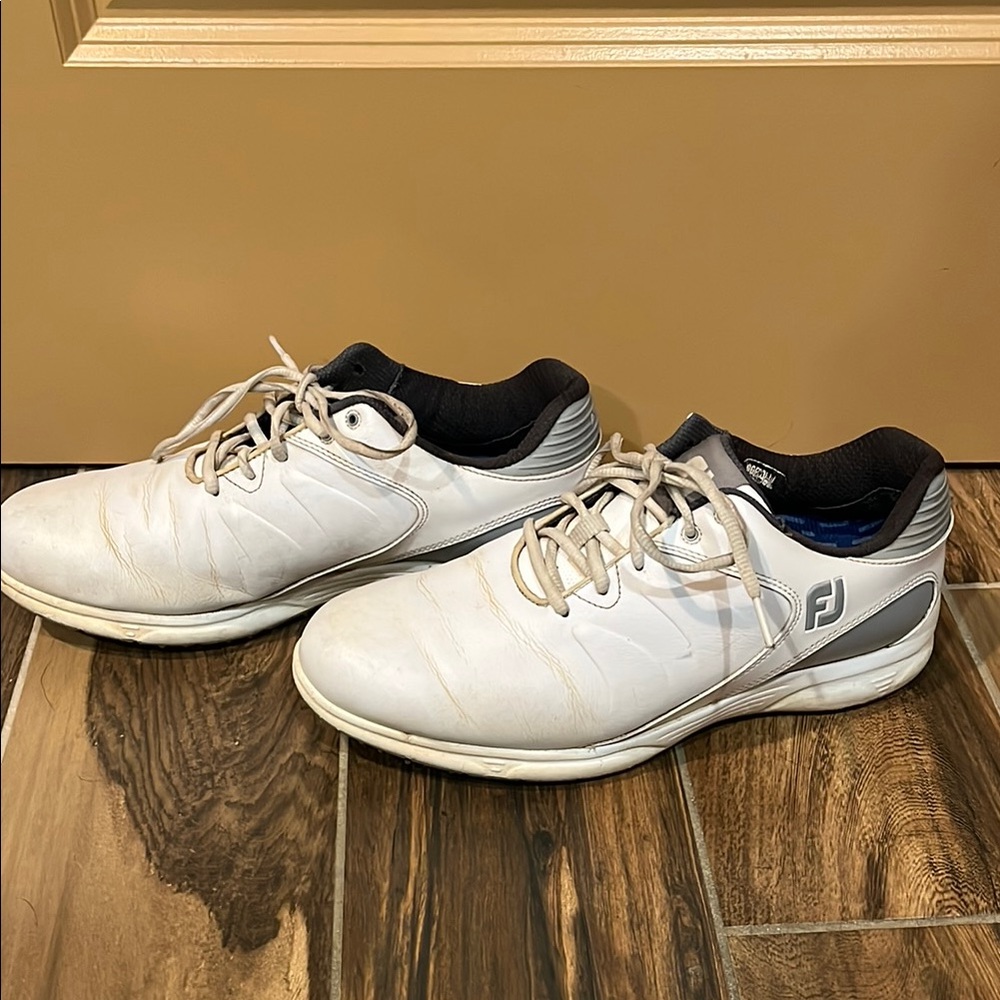 FootJoy White and Gray Athletic Golf Shoes 10 W with Lace-Up Design